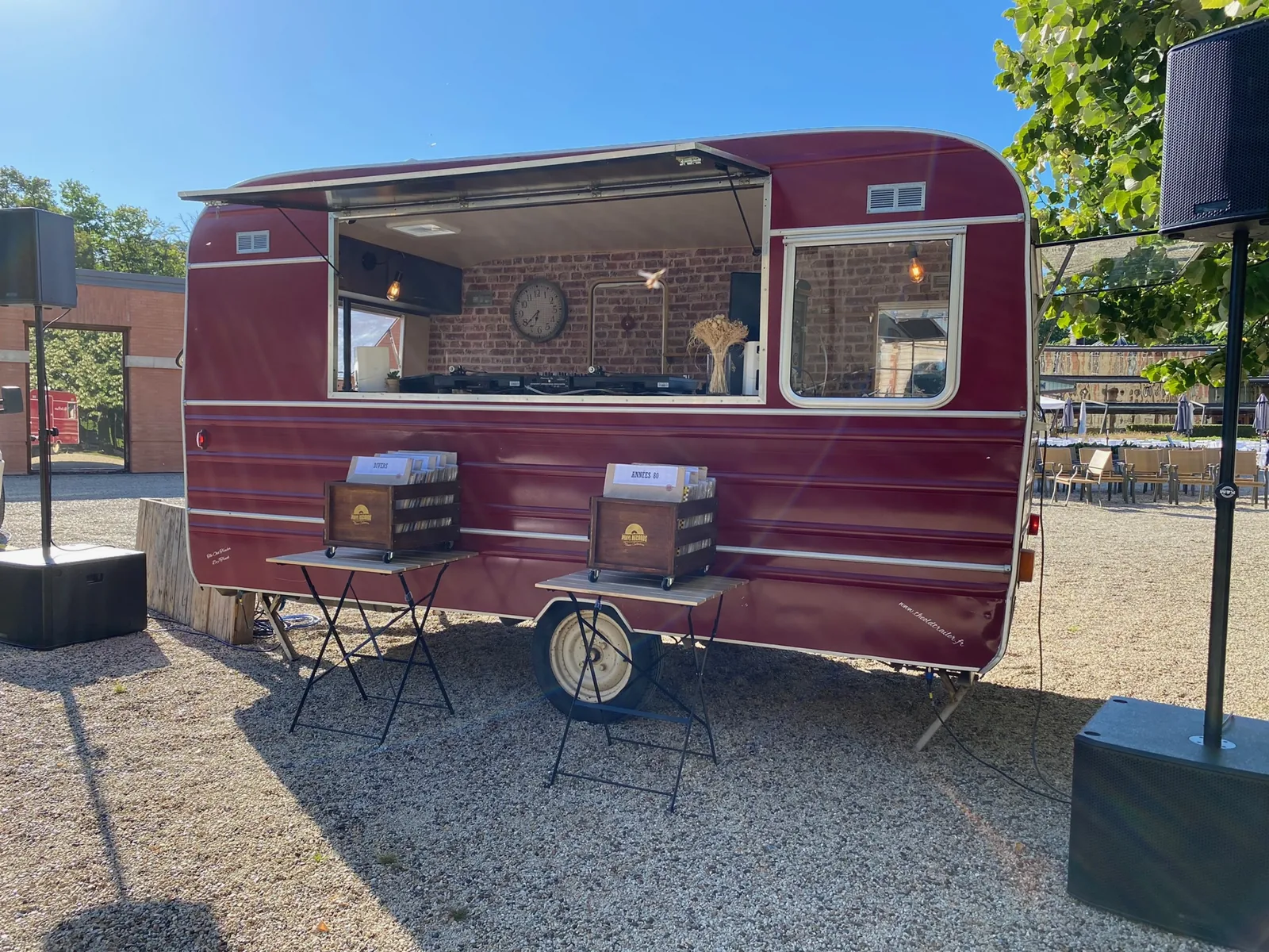 Bar à vinyles et DJ mariage dans l’Oise avec The Old Trailer